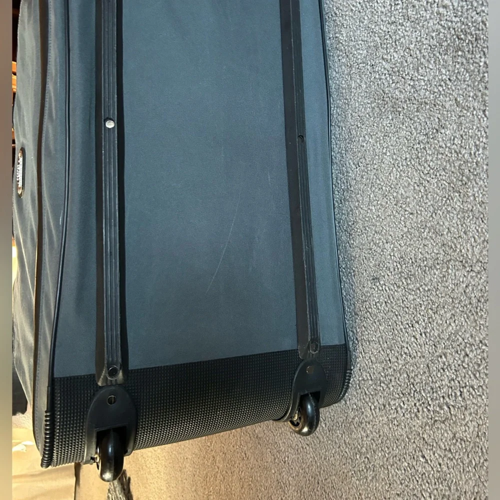 JEEP Gray & Black Rolling Duffel Bag. The handles join to carry. Ex condition.